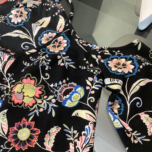 Cold shoulder, short sleeve dress. Size small - Picture 2 of 7